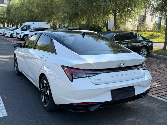 Hyundai Elantra 2022 1.5L CVT LUX Premium Edition — Фото автомобиля 4
