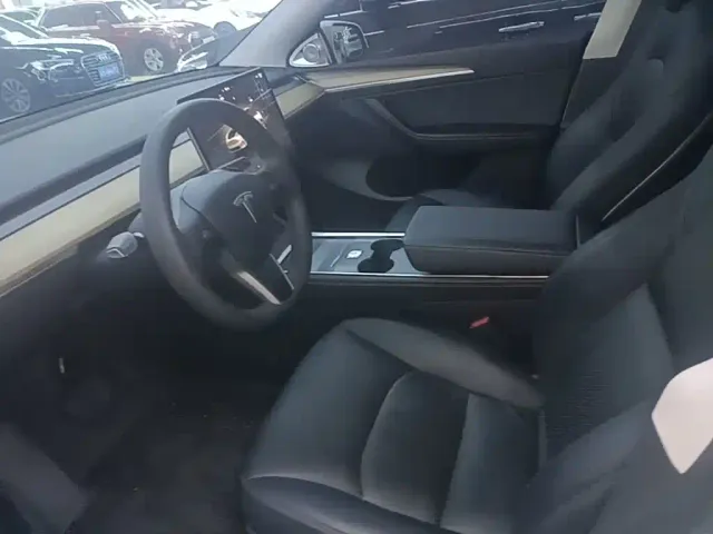 Tesla Model Y — Фото автомобиля 14