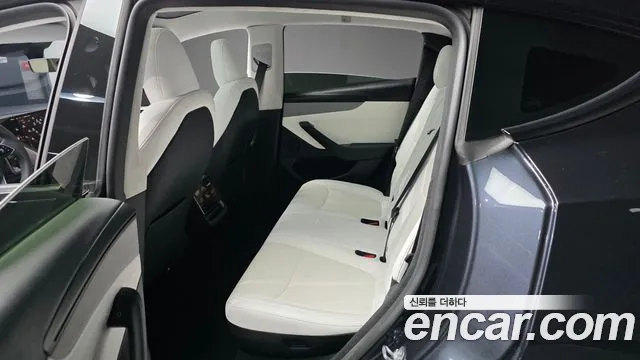 Tesla Model Y — Фото автомобиля 12