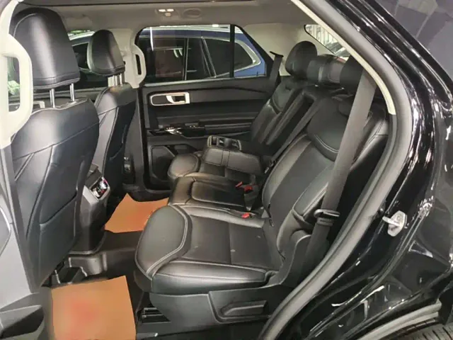 Ford Explorer — Фото автомобиля 16
