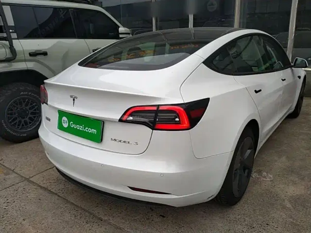 Tesla Model 3 — Фото автомобиля 6