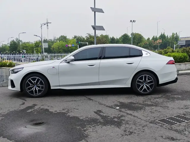 BMW i5 — Фото автомобиля 8