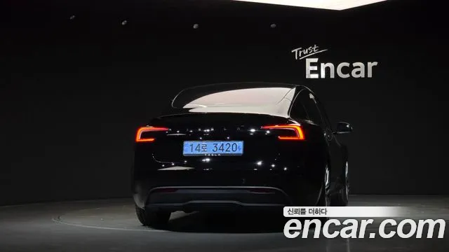 Tesla Model 3 — Фото автомобиля 4