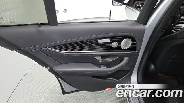 Mercedes-Benz E-Class — Фото автомобиля 20