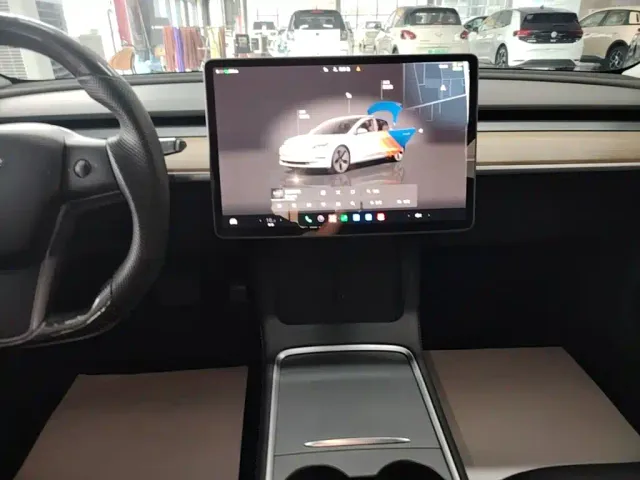 Tesla Model 3 — Фото автомобиля 12