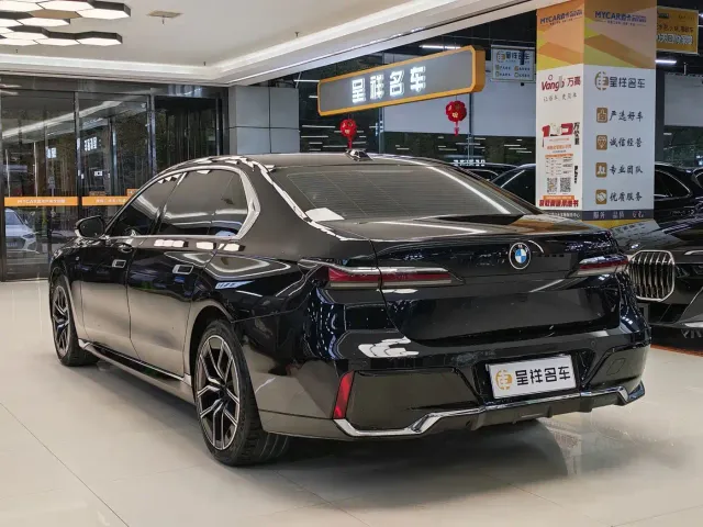 BMW 7 Series — Фото автомобиля 17