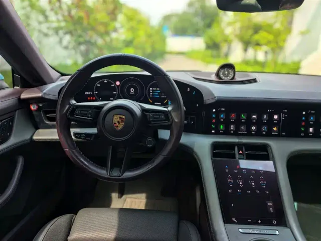 Porsche Taycan — Фото автомобиля 9
