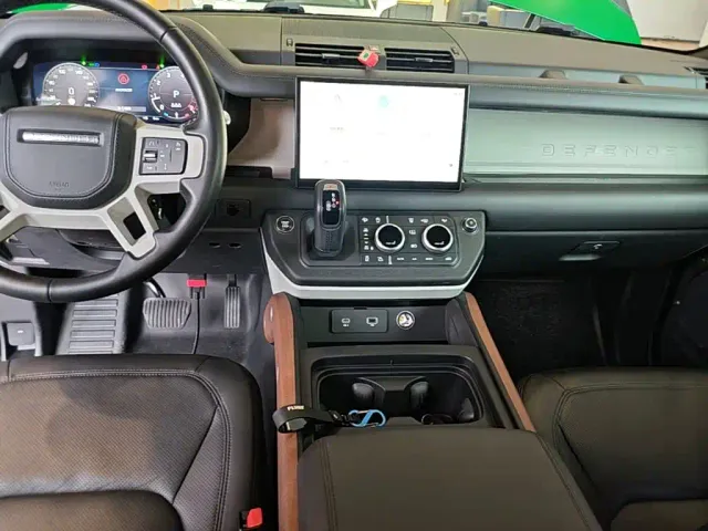 Land Rover Defender — Фото автомобиля 13