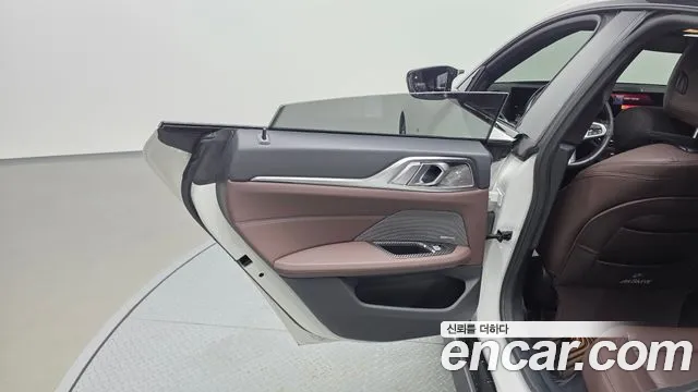 BMW i4 — Фото автомобиля 4