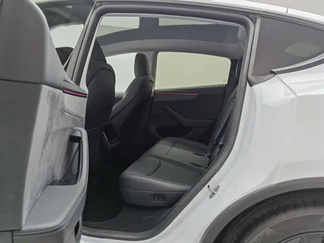 Tesla Model Y — Фото автомобиля 15