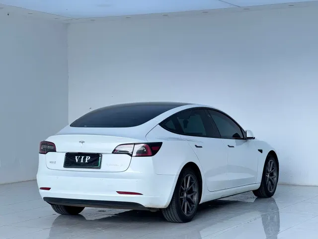 Tesla Model 3 — Фото автомобиля 15