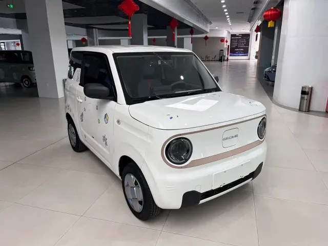 Geely Galaxy Panda 2023 Panda Mini New Year Edition - Treasure Bear — Фото автомобиля 4