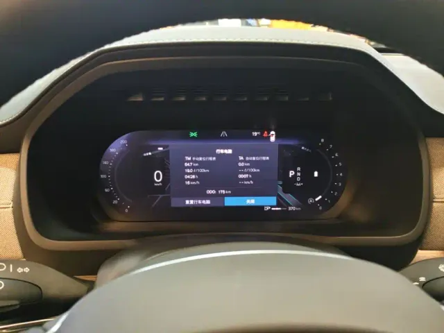 Volvo XC90 — Фото автомобиля 11