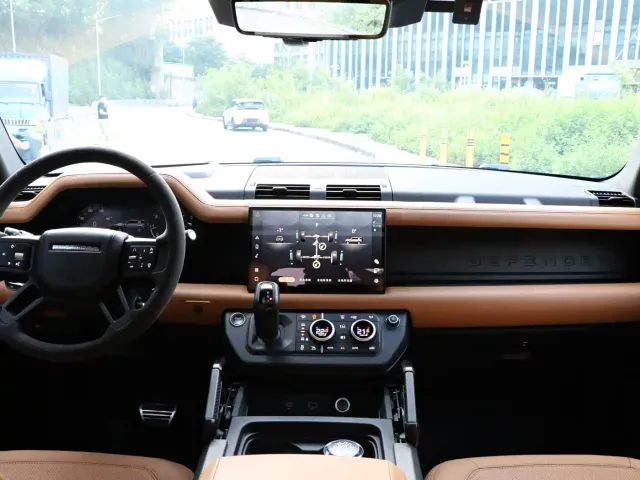Land Rover Defender — Фото автомобиля 14