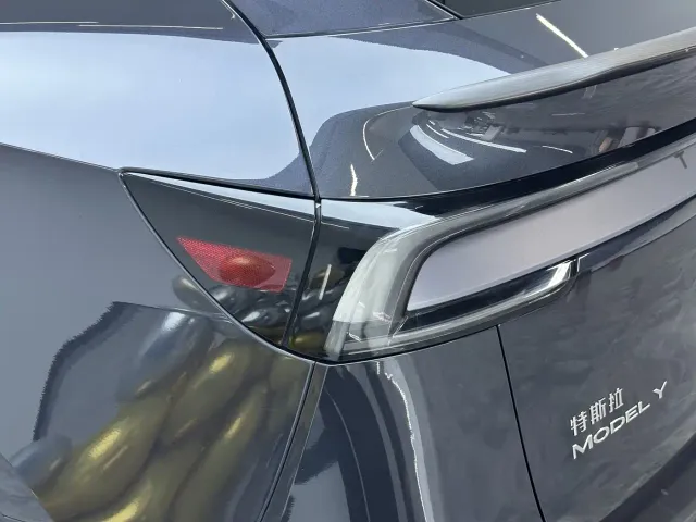 Tesla Model Y — Фото автомобиля 11