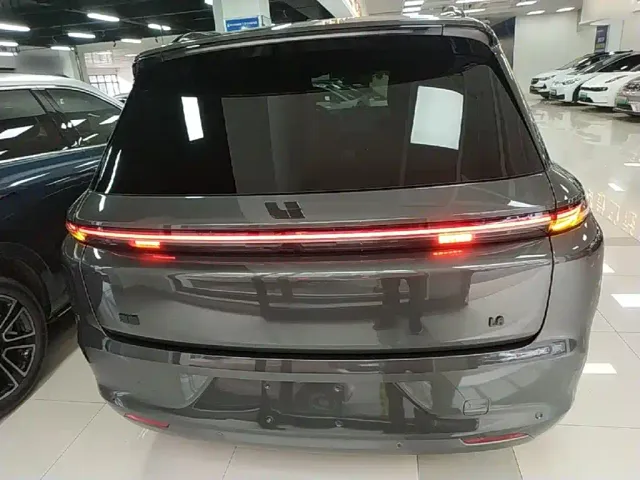Li Auto L8 — Фото автомобиля 5