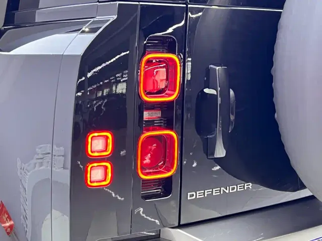 Land Rover Defender — Фото автомобиля 10