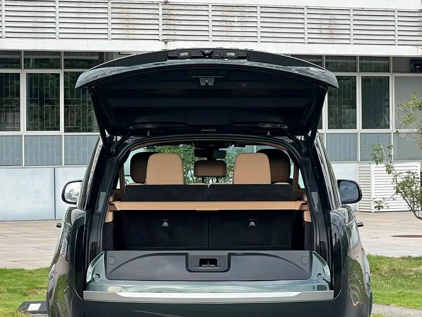 Land Rover Range Rover 2023 3.0 L6 400PS Golden Age 7-Seater Long Wheelbase — Фото автомобиля 8