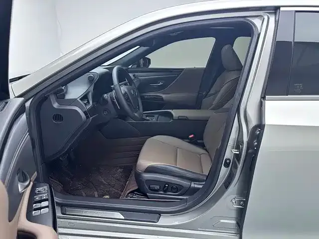 Lexus ES — Фото автомобиля 12
