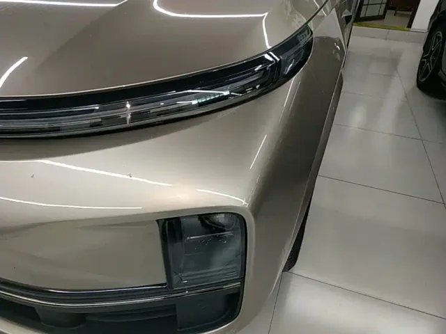 Li Auto L8 — Фото автомобиля 23