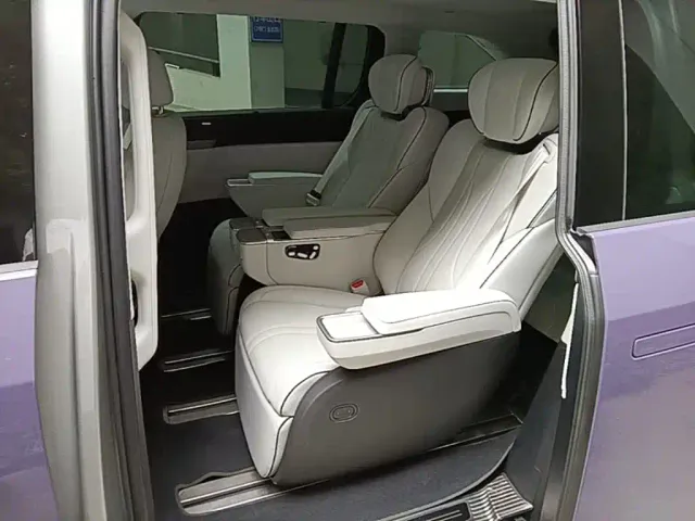 Xpeng X9 — Фото автомобиля 16