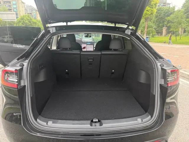 Tesla Model Y — Фото автомобиля 21