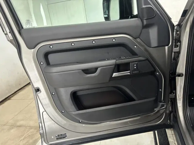 Land Rover Defender — Фото автомобиля 11