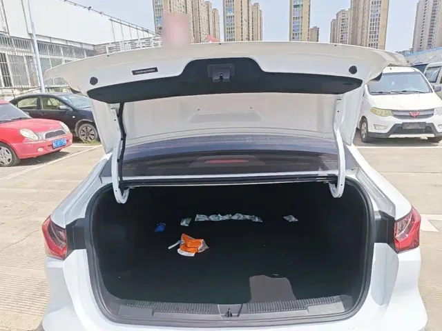 Roewe i5 — Фото автомобиля 18
