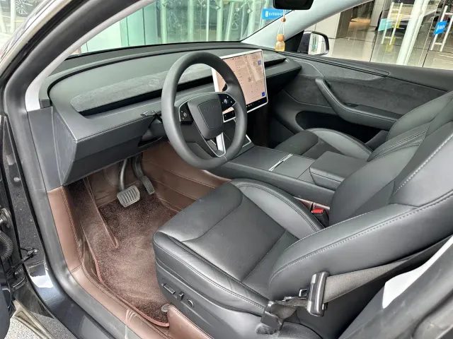 Tesla Model Y — Фото автомобиля 26