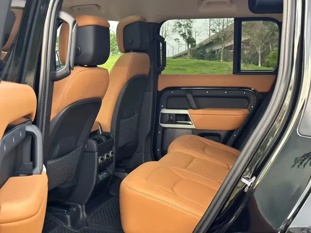Land Rover Defender — Фото автомобиля 14