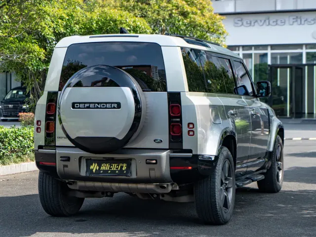 Land Rover Defender — Фото автомобиля 14