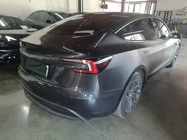 Tesla Model 3 — Фото автомобиля 6