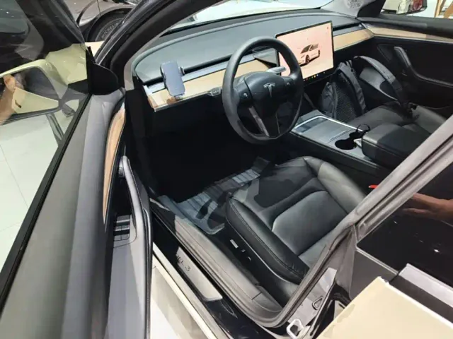 Tesla Model 3 — Фото автомобиля 15