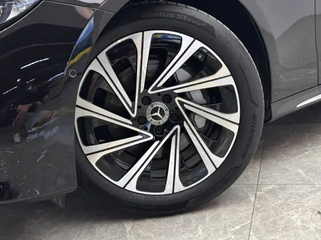 Mercedes-Benz E-Class — Фото автомобиля 20