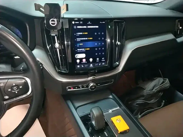 Volvo XC60 — Фото автомобиля 12
