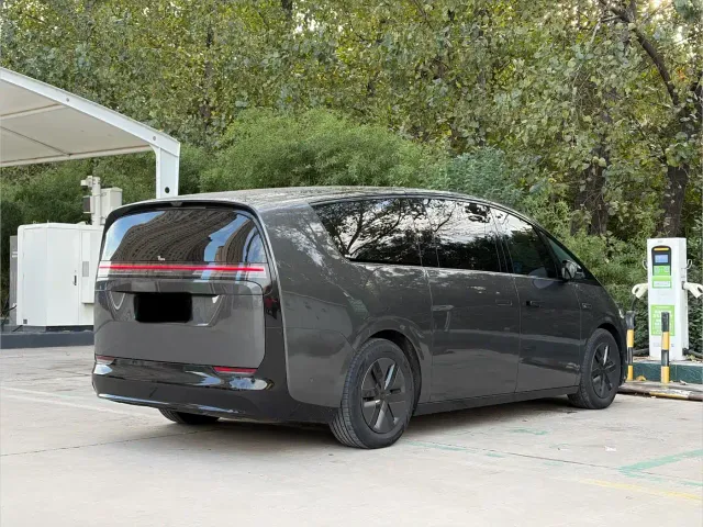 Li Auto MEGA — Фото автомобиля 9