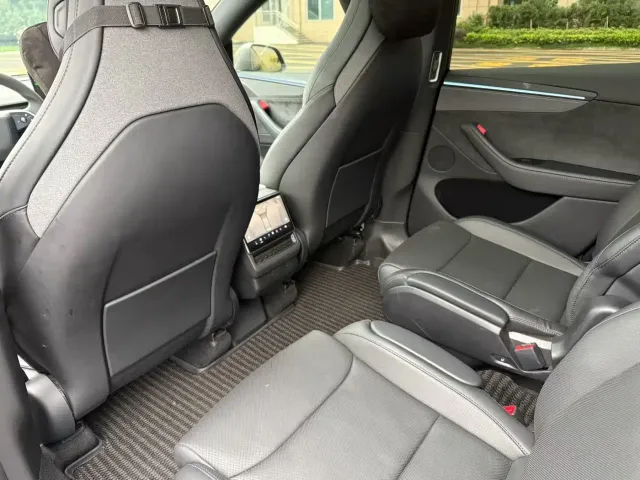 Tesla Model Y L — Фото автомобиля 5