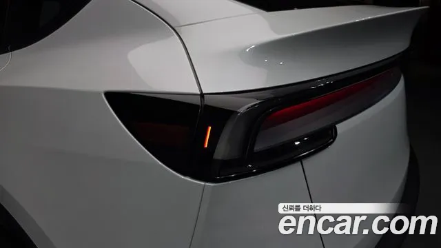 Tesla Model Y — Фото автомобиля 23