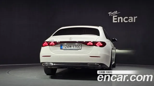 Mercedes-Benz E-Class — Фото автомобиля 4