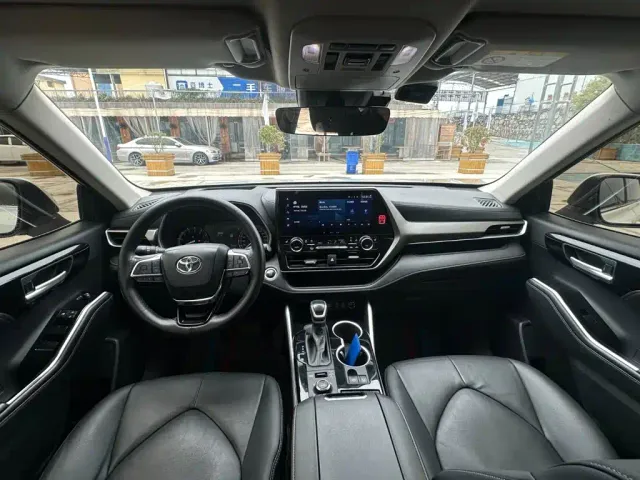 Toyota Highlander — Фото автомобиля 10