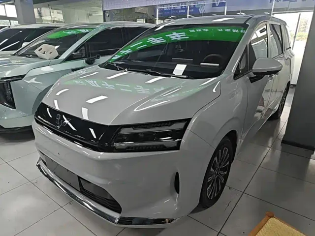 Фотография автомобиля — Wuling Starlight 730