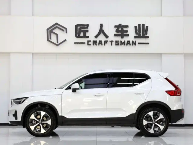 Volvo XC40 — Фото автомобиля 4