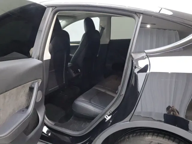 Tesla Model Y — Фото автомобиля 12