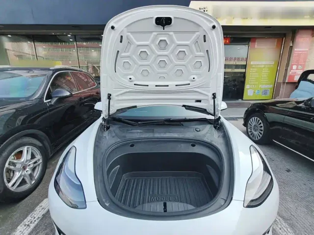 Tesla Model 3 — Фото автомобиля 19