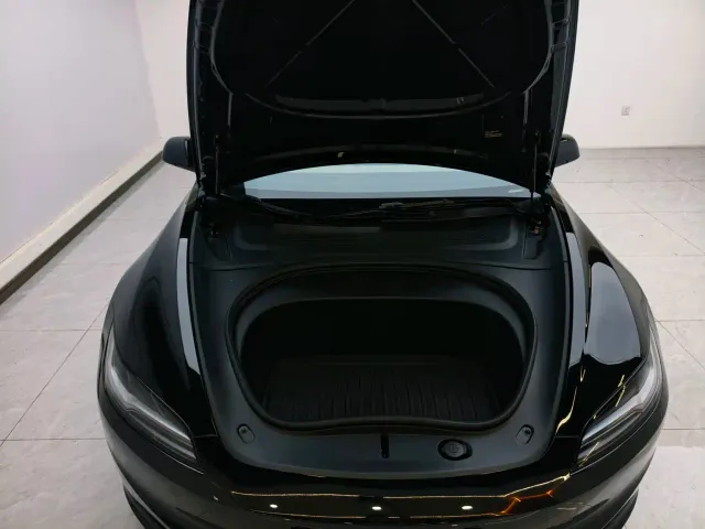 Tesla Model 3 — Фото автомобиля 10