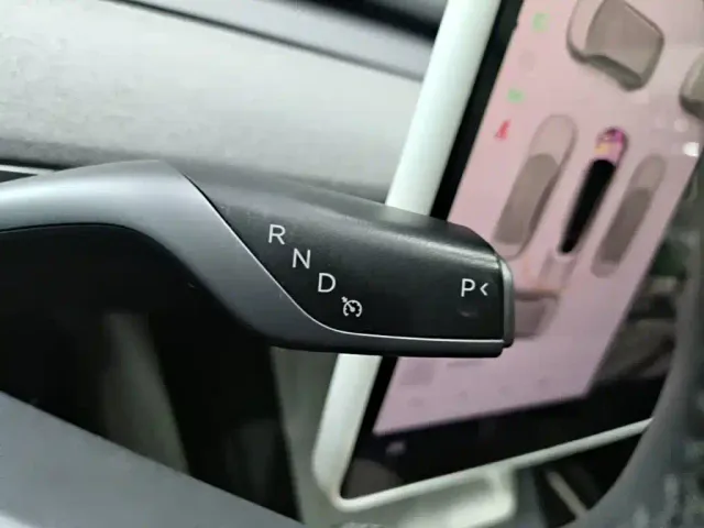 Tesla Model Y — Фото автомобиля 13