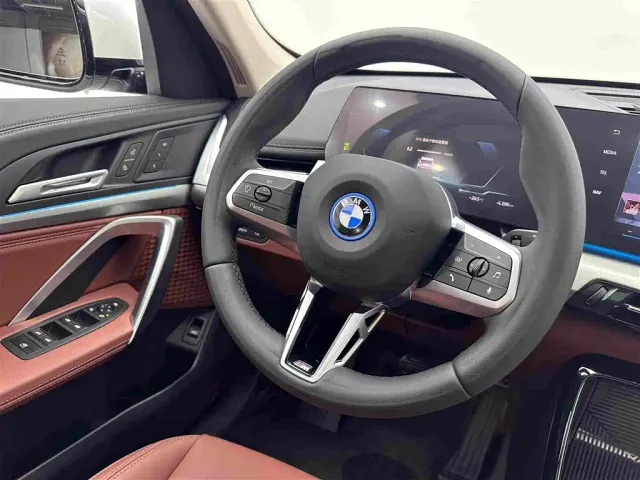 BMW iX1 — Фото автомобиля 10