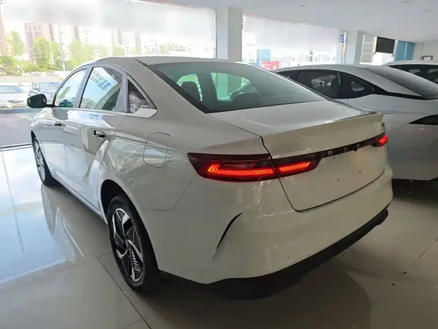 Geely Geometry G6 — Фото автомобиля 4