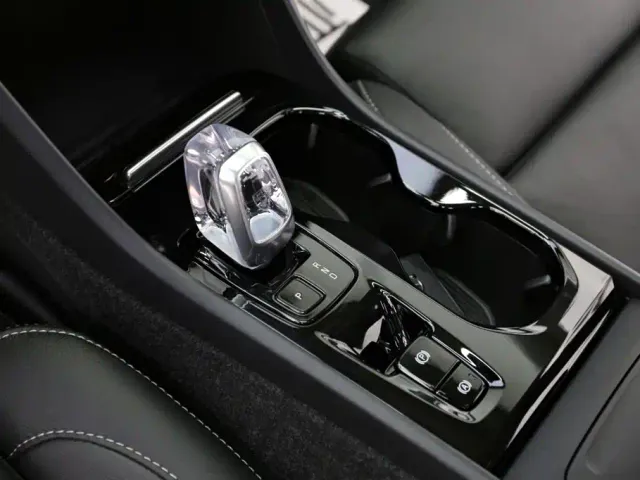 Volvo XC40 — Фото автомобиля 12