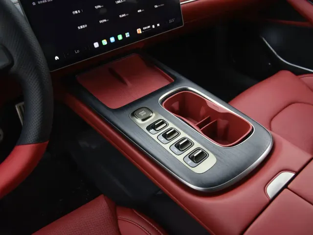 Xiaomi SU7 — Фото автомобиля 13